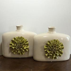 Isha set of 2 Ceramic green/Beige carved handmade Image